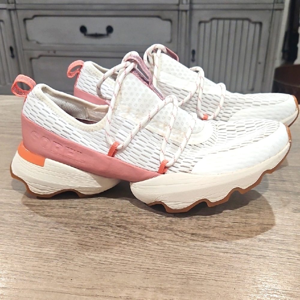 Sorel KINETIC IMPACT LACE Women's White & Pink Athletic Sneaker size 7.5